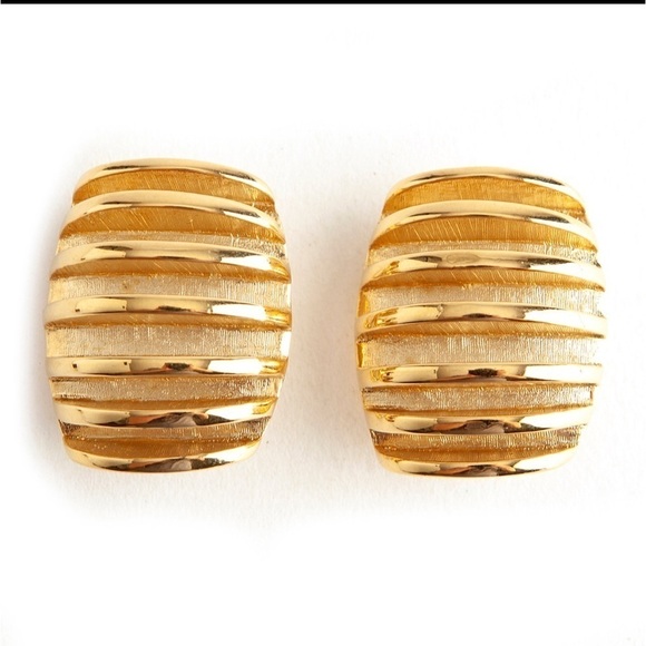 Vintage Givenchy ribbed clip on earrings. - Picture 1 of 4
